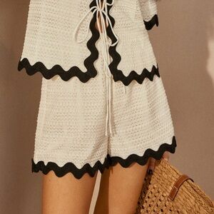 Commense Contrast Trim V-Neck Shorts